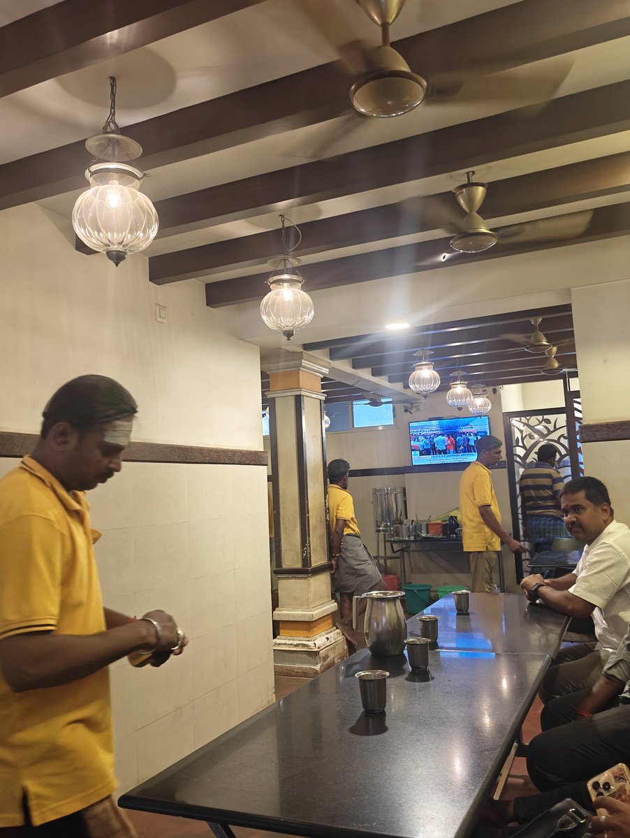 hormndoc's tweet image. Starting my annual journey in chozha vala nadu - with what else my diet to the winds - at this iconic cafe in #aduthurai

 Before I get to the food it&apos;s people like Sekhar who make the difference in these places - the humility viboothi cleanliness the eagerness to make your..