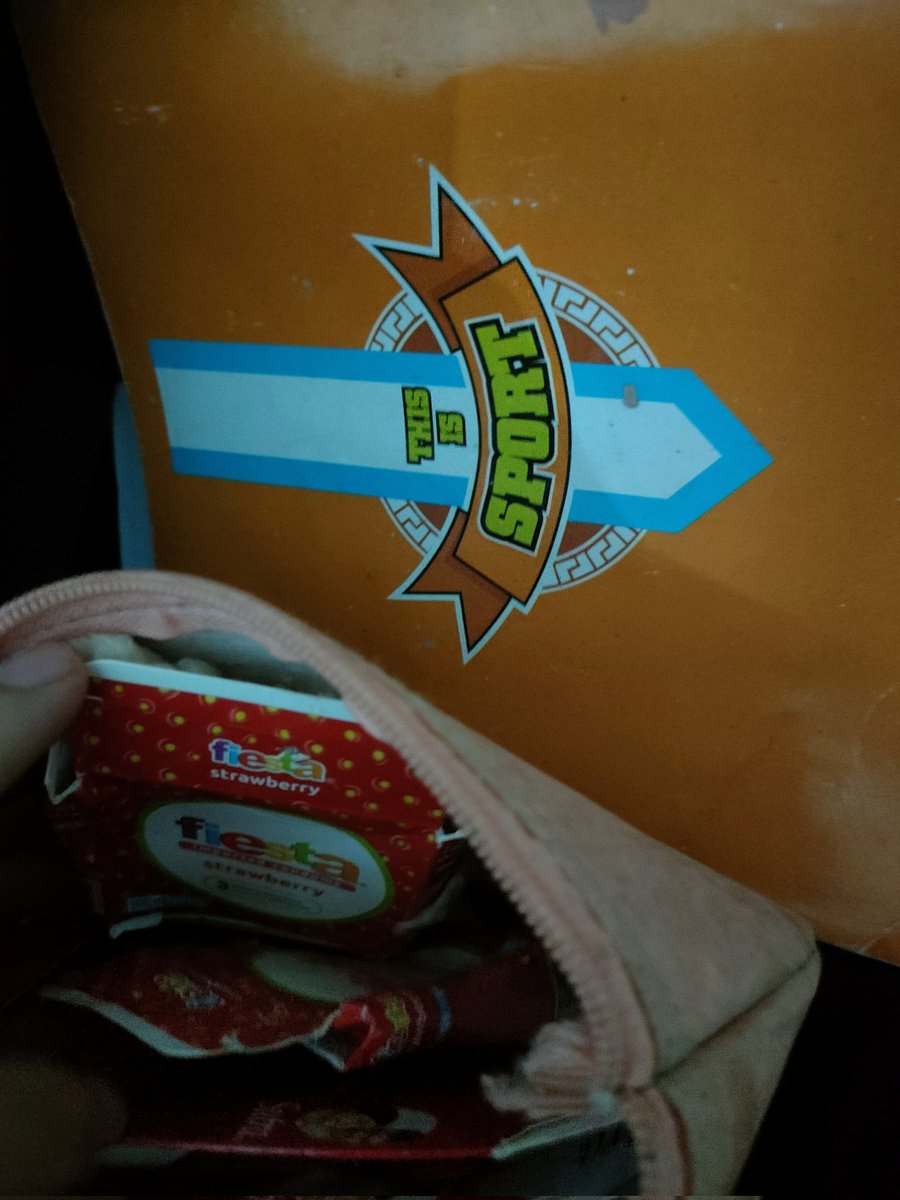 Tiaralstar's tweet photo. boleh cepu gak sih? soalnya tadi pagi jam 8nan, gue di suruh nyapu sama ibu, berhubung kamar adek gue berantakan kaga di kunci, akhirnya sekalian kamar adek gue,gue bersihin juga,alhasil nemu beginian anjenggg https://t.co/lQAQx8RTWM