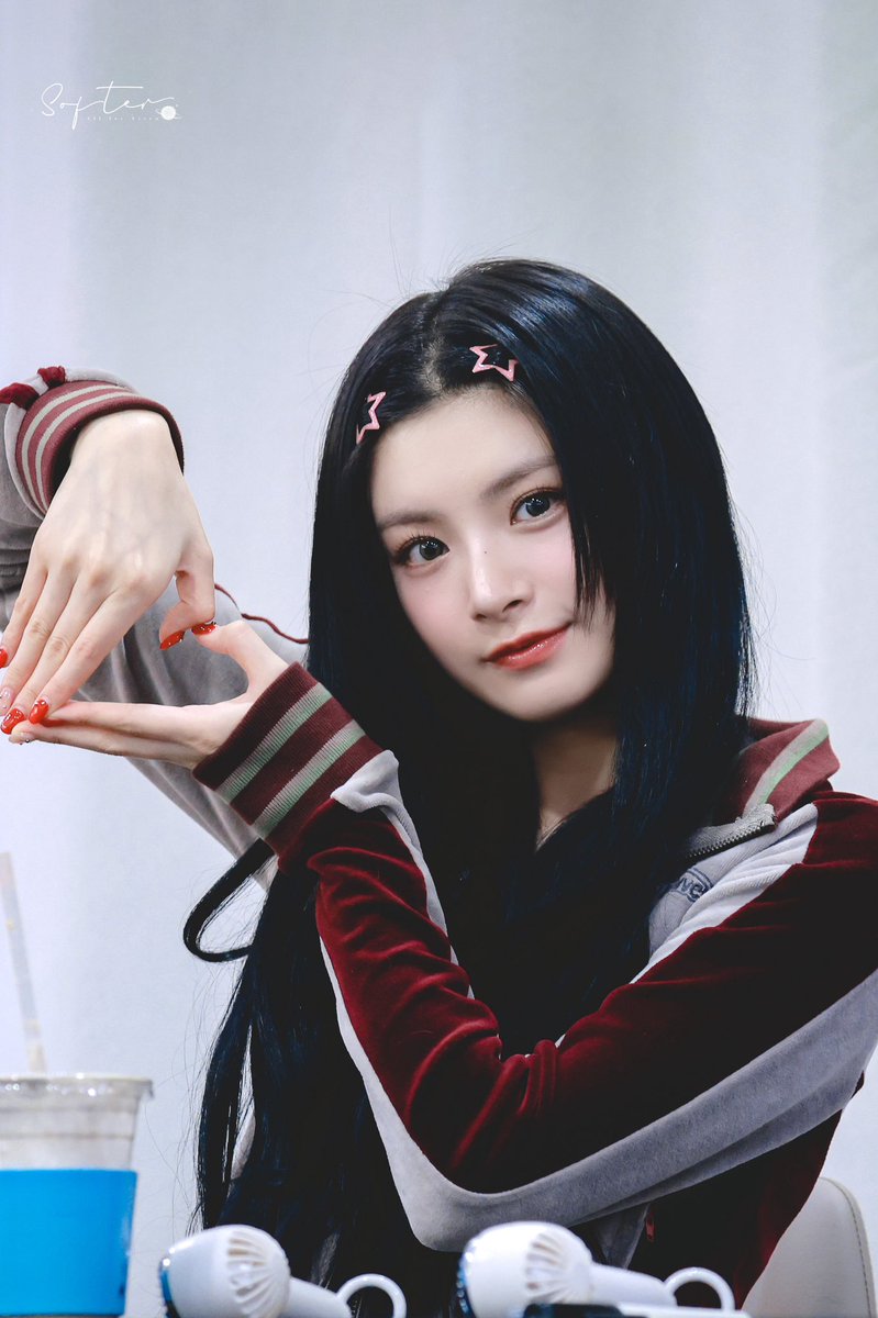 240714
강아지 하트 🫶🏻

#YIREN #王怡人 #怡人 #이런 #왕이런 
#에버글로우 #EVERGLOW