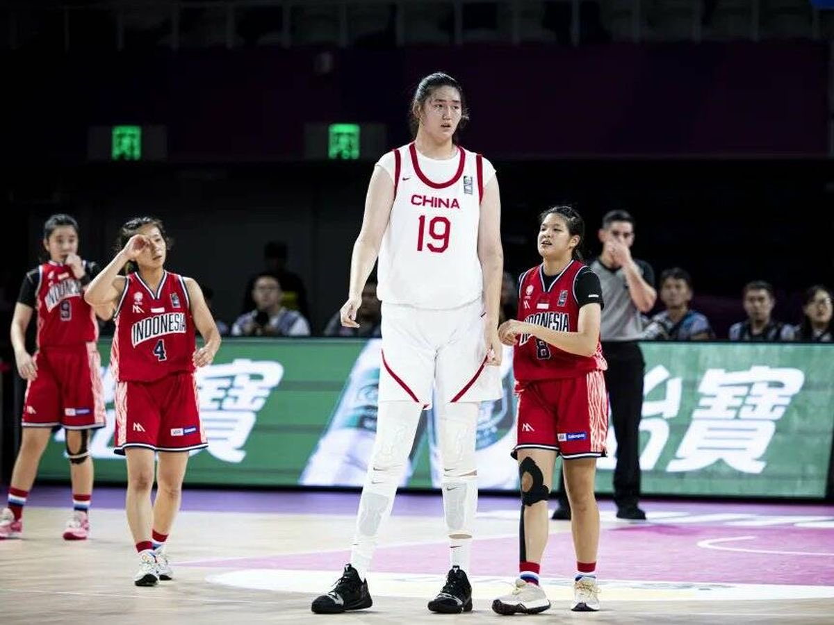 MerGarza's tweet photo. Ella es Zhang Ziyu, jugadora basketball en China, mide 2 metros 20 cms. Y también en este caso ya hay comentarios sobre si es una mujer trans. Volvemos, cualquier mujer que salga de la norma, automáticamente se le arrebata el título de “mujer”. https://t.co/zfkQ1HJ2Eu