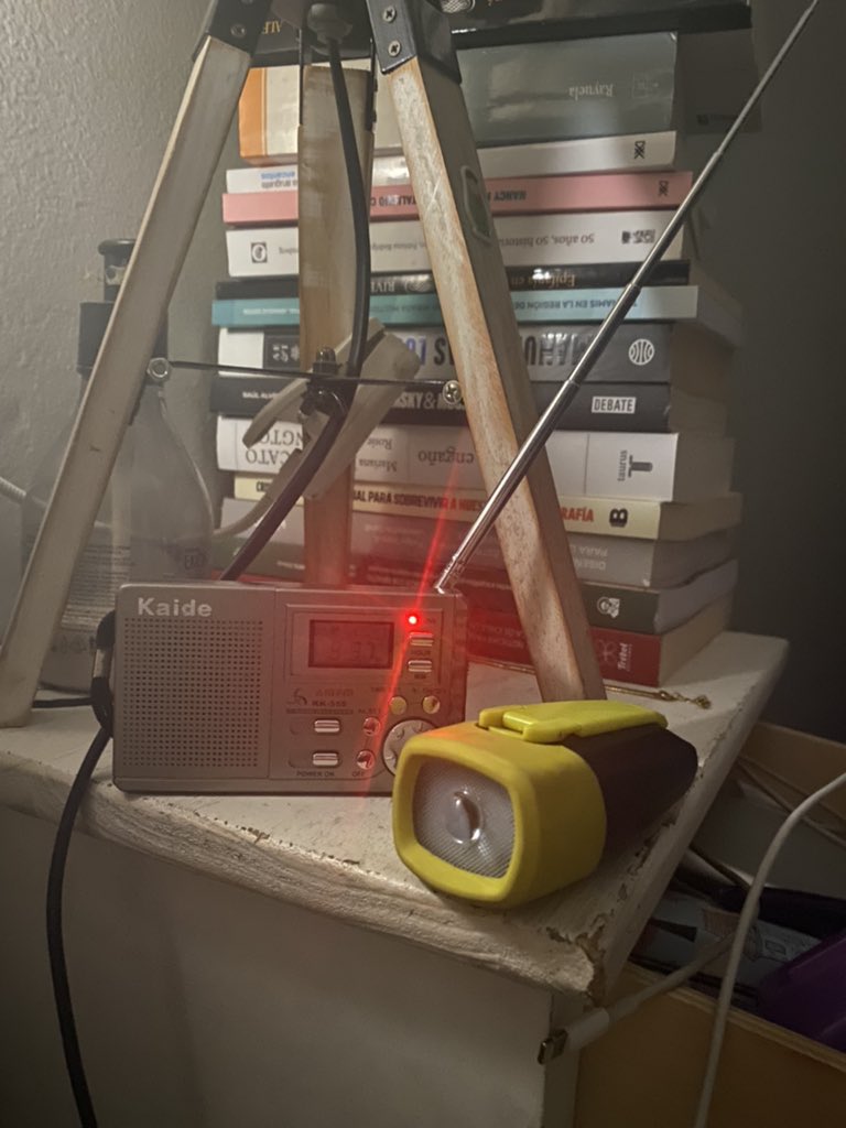 Informada y preparada con mi radio a pilas y linterna con dínamo