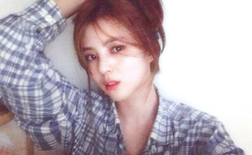 ( She’s pretty in that effortless ) 그녀가 어디를 가든지 사람들의 주의를 끌 것이다.