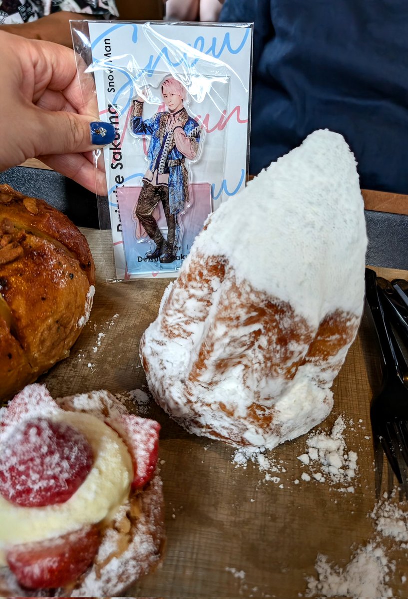 sori1002TS's tweet photo. 初めてなべふか以外のアクスタを持ち出しました。(袋から出せなかったけど)
佐久間くんがラヴィット韓国ロケで食べた赤錆事件のパンは売ってなかった…。
けどどれも美味しいパンだった🩷
もう1つのリボンクロワッサンのcafeも行きたかったなぁ。
しかし、映えない写真😅
#onin  #韓国 https://t.co/kAkjFyGAsY