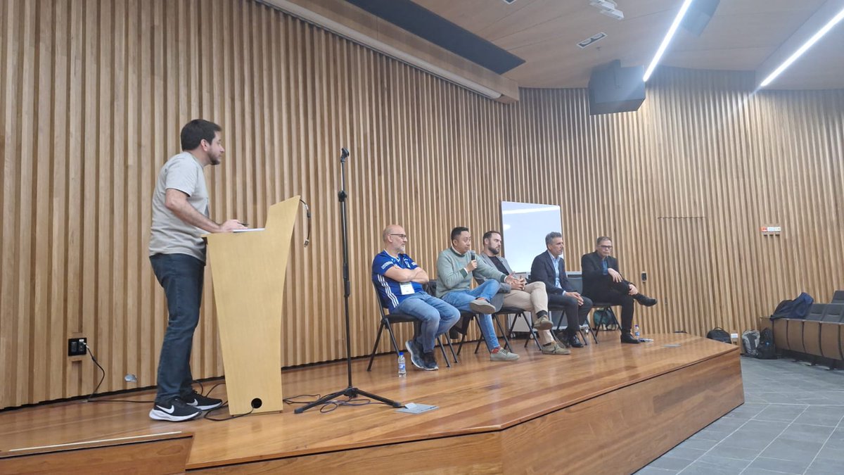 Panel de expertos <a href="/galeanojav/">Javier Galeano</a> <a href="/JohannH_M/">Johann H. Martínez</a> <a href="/gomezgardenes/">Jesus Gomez-Gardeñes</a> <a href="/jffmendes/">Jose Fernando Mendes</a> Jordi Soriano-Fradera hablando en ENREDANDO <a href="/LanetConference/">LANET</a> en mesa redonda de aplicaciones de sistemas complejos. Fuerte moderación de <a href="/LucianoStucchiP/">Luciano Stucchi</a> en <a href="/UNALOficial/">Universidad Nacional de Colombia</a>.