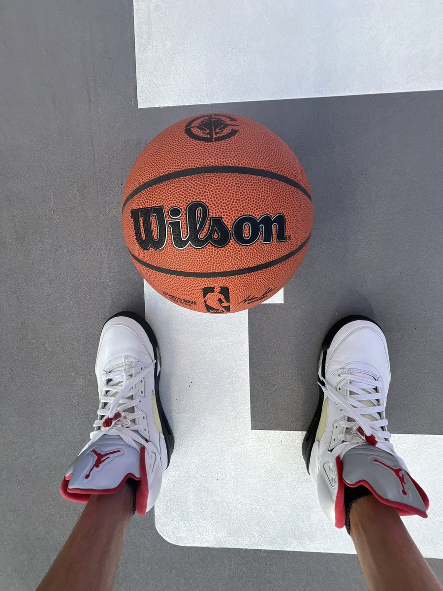 JZA4's tweet photo. I put some shots up today for the first time in years. Loving the plaza vibes. Time to make a return to the court 😂 thanks @LAClippers @Steven_Ballmer https://t.co/ylFkKcphos