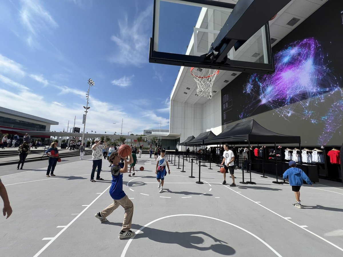 JZA4's tweet photo. I put some shots up today for the first time in years. Loving the plaza vibes. Time to make a return to the court 😂 thanks @LAClippers @Steven_Ballmer https://t.co/ylFkKcphos