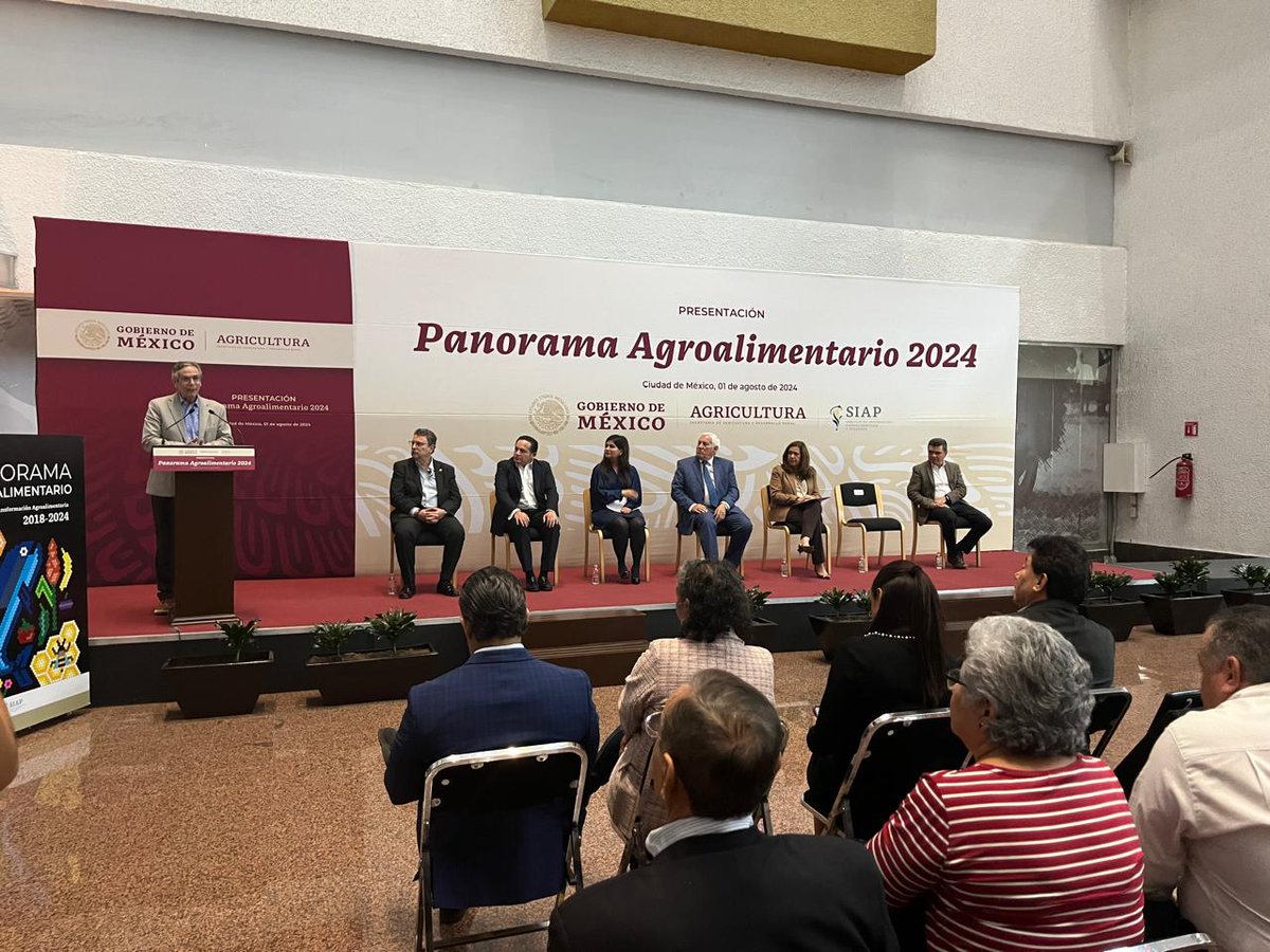 DGSIAP_Mx's tweet photo. El Secretario, el Dr. Victor Villalobos @vmva1950 y la Mtra. Patricia Ornelas @PattyORuiz Directora en Jefe del #SIAP, presentaron el: #PanoramaAgroalimentario 2018-2024

https://t.co/vvbvAKrS1V https://t.co/tpLLV2B6RE