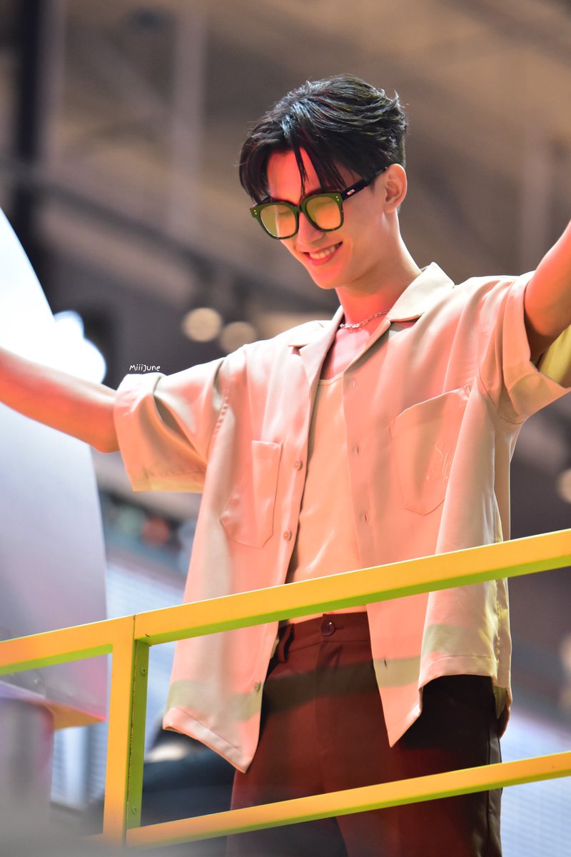 MiiiJune1st's tweet image. 🧡หยุดยกมือขึ้น นี่คือการปล้น 
ขอปล้นหัวใจให้โอบกอดรักแรกตลอดไป
#ASICSxFirst
#First_Chalongrat #รักแรกของเฟริสท์