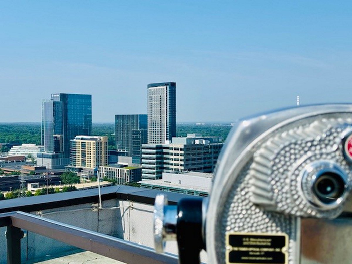 Breathtaking panoramic views await you at our rooftop patio! Unwind and soak in the stunning vistas of Reston from the top of Signature at Reston Town Center.
#RooftopViews #SignatureAtReston #LuxuryLiving #SkylineSerenity #apartmentsforrent #bozzuto #RTC #reston