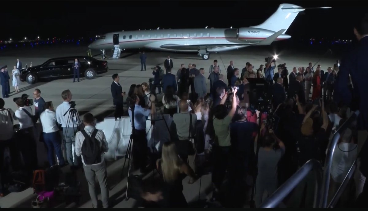 Martin_02's tweet image. @POTUS est entré dans l’avion quelques minutes (probablement pour remercier le pilote et l’équipage) #BombardierGlobal7500 #prisonerswap