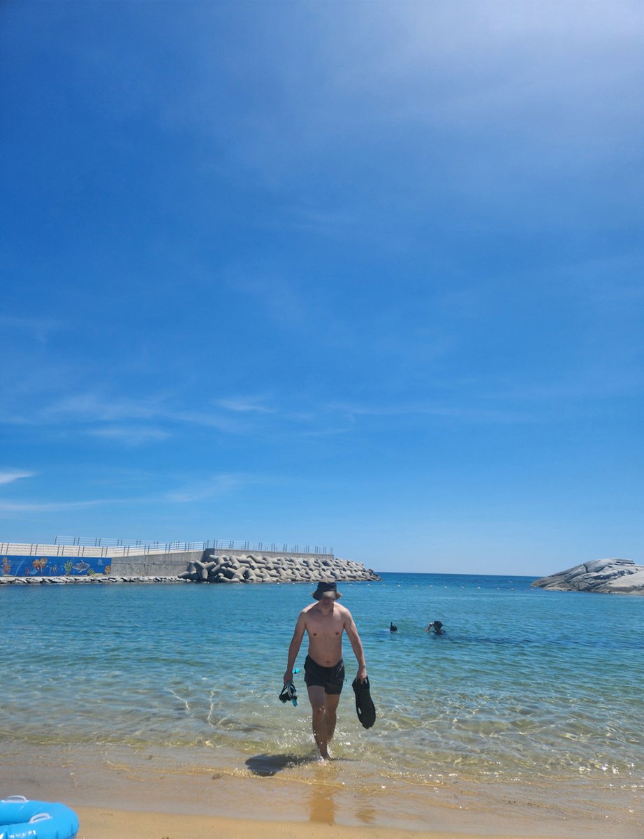 남자답게 구리빛으로 태우고 싶었으나
시간조절 실패로
베리베리 웰던이 되어버렸음
쓰라렵고 따가와 죽겠네요
여름용 깔깔이 매트에 눕는데
80방 사포에 비벼지는 고통이...
홀라당 다 벗겨질 예정임
#인구해변 #남파간첩 #브이_외계인아님
#부부만남 #관클