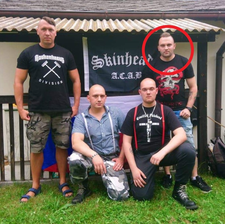 Vedle Kateřiny Konečné je v šátku KSČM neonacista Radek Mirovský. Tak až zase budete, Kateřino, hledat mezi ukrajinskými obránci, kteří brání svoji zemi před ruským agresorem, nějaké neonacisty, bohatě by STAČILO se po těch skutečných neonacistech poohlédnout ve vlastních řadách.