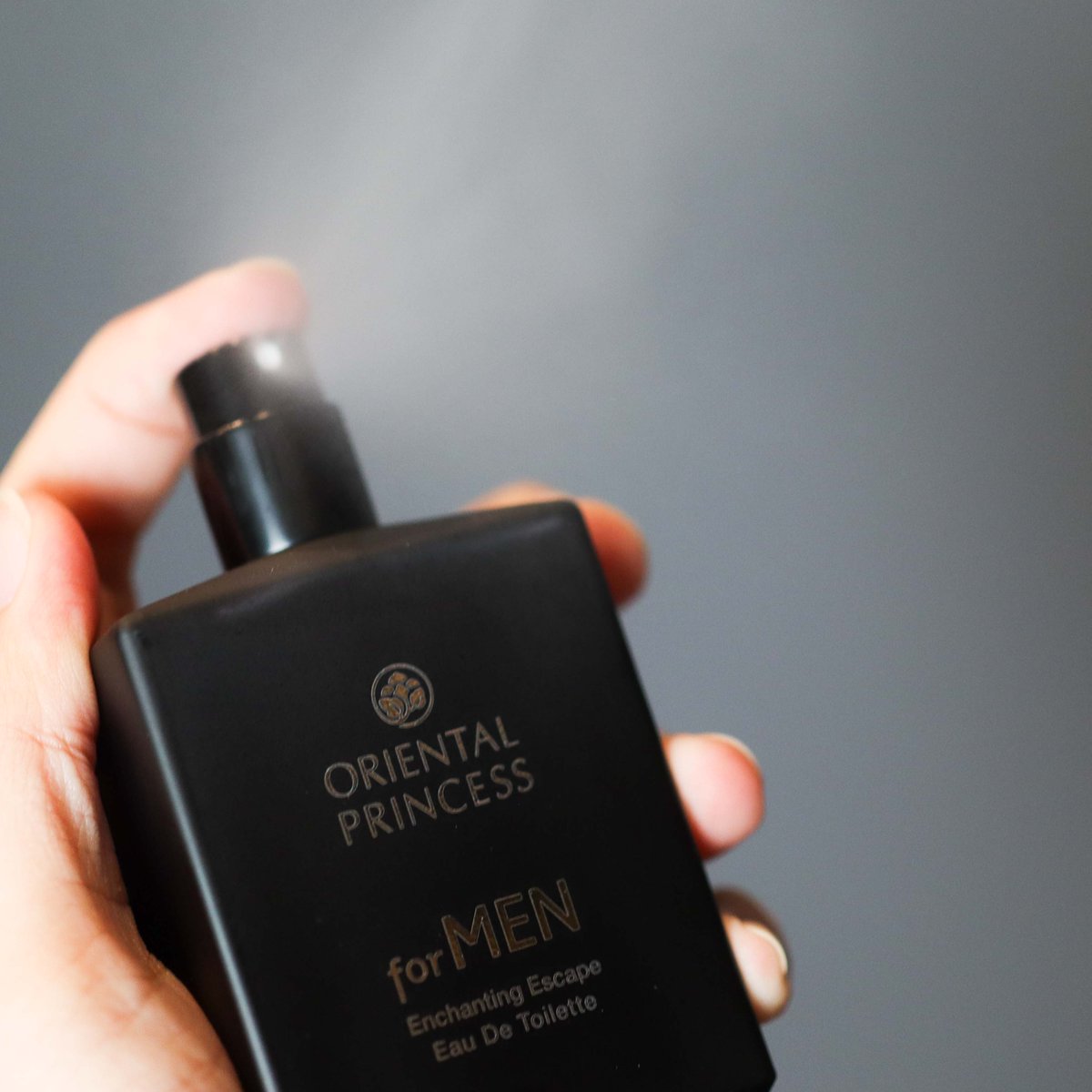 ZeibabReview's tweet photo. ใครหาของขวัญให้คุณผู้ชายแบบงบน่ารักๆ แนะนำน้ำหอม forMen Enchanting Escape EDT ของ #OrientalPrincess ขวดนี้เลย🕶️ กลิ่นแนว Aromatic Citrus หอมสะอาด สปอร์ตๆ สดชื่นมากก เหมือนอาบน้ำวันละสิบรอบ ฉีดหน้าร้อนได้กลิ่นสบายจมูก ถ้าออกข้างนอกกลิ่นก็อยู่นานเลย #OPforMEN https://t.co/Z1PPZccuKv