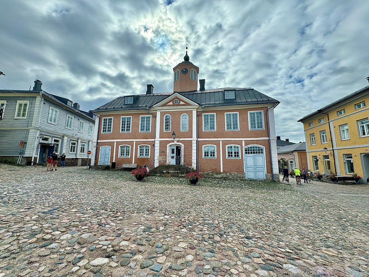 Hyvää huomenta! This is the Porvoo Town Hall Museum. Built in 1764. On the far right, you see a large door. That was the location of the Fire Dept. They stored the fire carriage in that area.