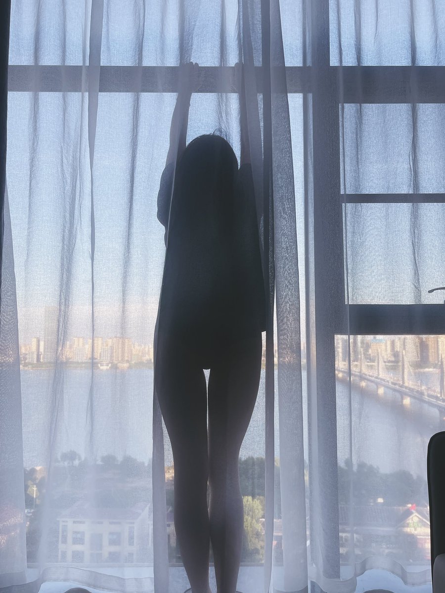 忙了一段时间晚晚终于可以回归了~
希望可以认识更多温柔绅士能提供情绪价值的小哥哥。