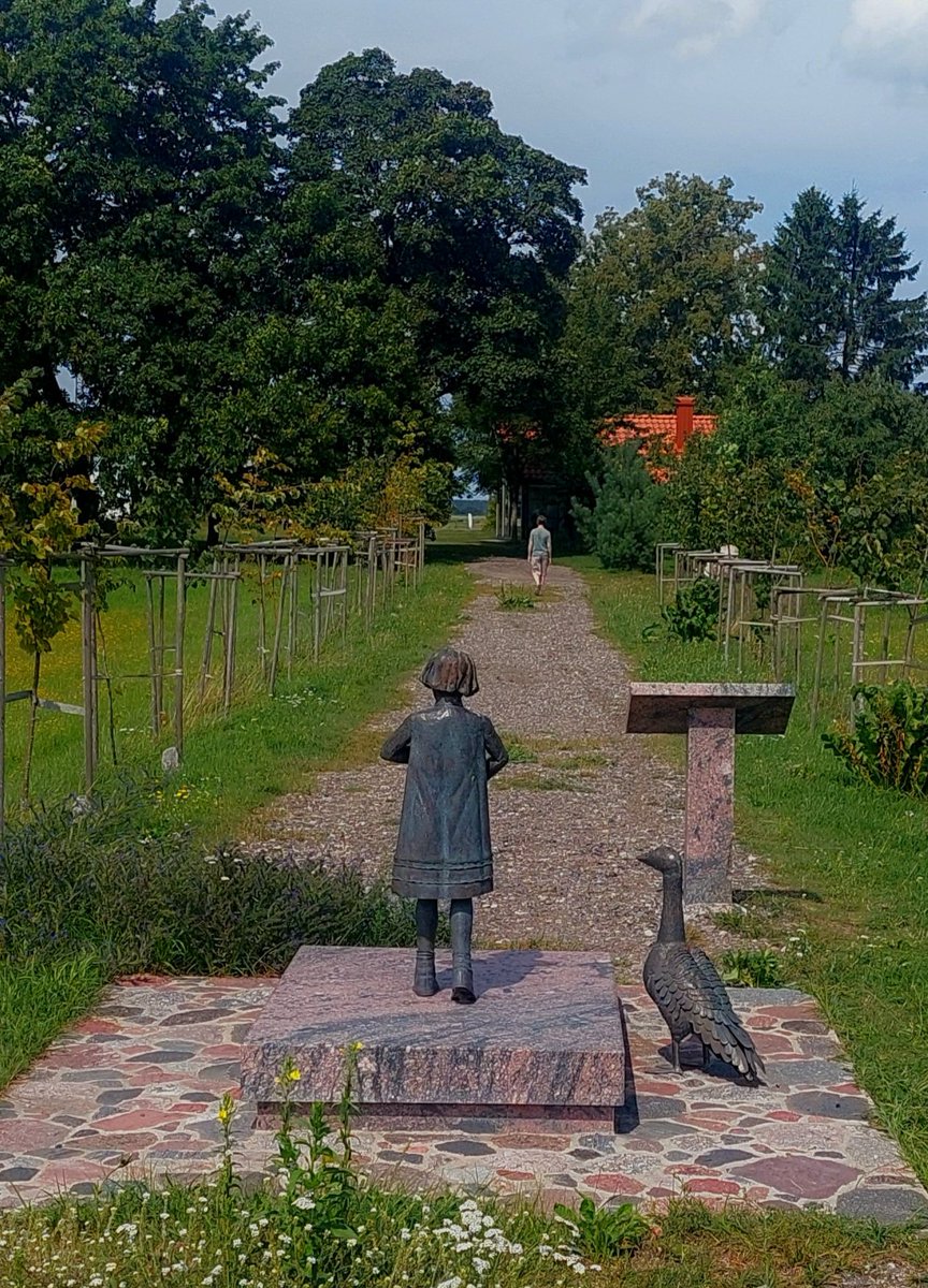 DMickeviciene's tweet photo. Touching monument near #Rusne &amp; #Šilute to "Wolf's Children" - German kids orphaned by soviet brutal takeover of Königsberg in 1945- thousands of them crossed over to western part of Lithuania in search of food. Many survived and grew up adopted in🇱🇹 Winners are not judged... https://t.co/njxC6wtupF