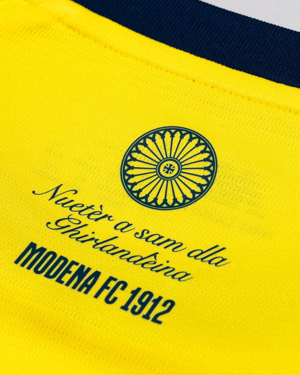 🟡🔵 In Serie B il Modena ha svelato le nuove maglie  firmate New Balance.

In casa torna la banda diagonale blu su fondo giallo come nei primi anni '50. Domina il bianco nella seconda maglia, decorata da una banda gialloblù, un richiamo agli anni '60.

Commenti?