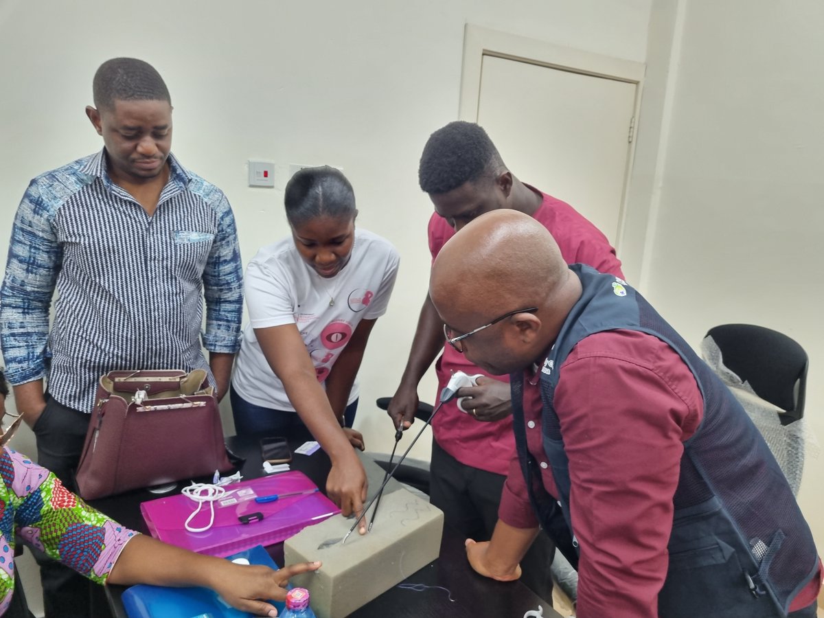 KOFIHGhana's tweet photo. Led by Dr. Ralph Armah, Medical Director at the @RidgeHospitalGH, #KOFIH provided healthcare providers at #CCTH essential knowledge in laparoscopic surgery, emphasizing theoretical principles to ensure their preparedness for hands-on practice in 🇬🇭.
#MedicalEducation #KoreaGhana https://t.co/T8k72Qid5B