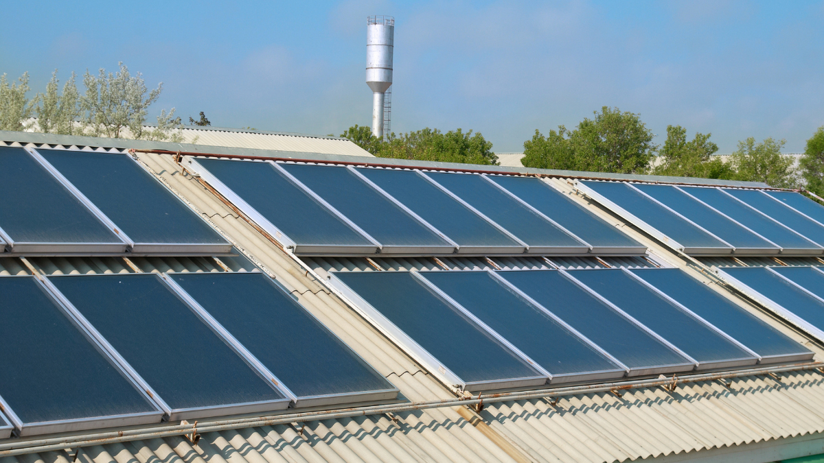 GIReview91902's tweet photo. Tata Power has proudly surpassed 100,000 rooftop solar installations across India. This significant achievement includes 33,000 installations in Kerala alone, as shared by Praveer Sinha, the CEO and Managing Director of Tata Power. #cleanenergysolution
https://t.co/iQAsufJWTN https://t.co/wmu1Jj5Acr