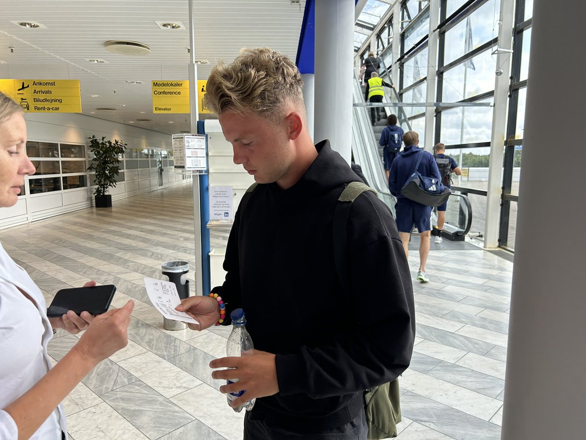 MaartinRB's tweet photo. Molde reiser hjem til Norge med Europa-avansement og det som trolig blir klubbens nye spiss. Frederik Ihler er med på MFK-flyet fra Danmark nå! https://t.co/iqEXYHEpM3