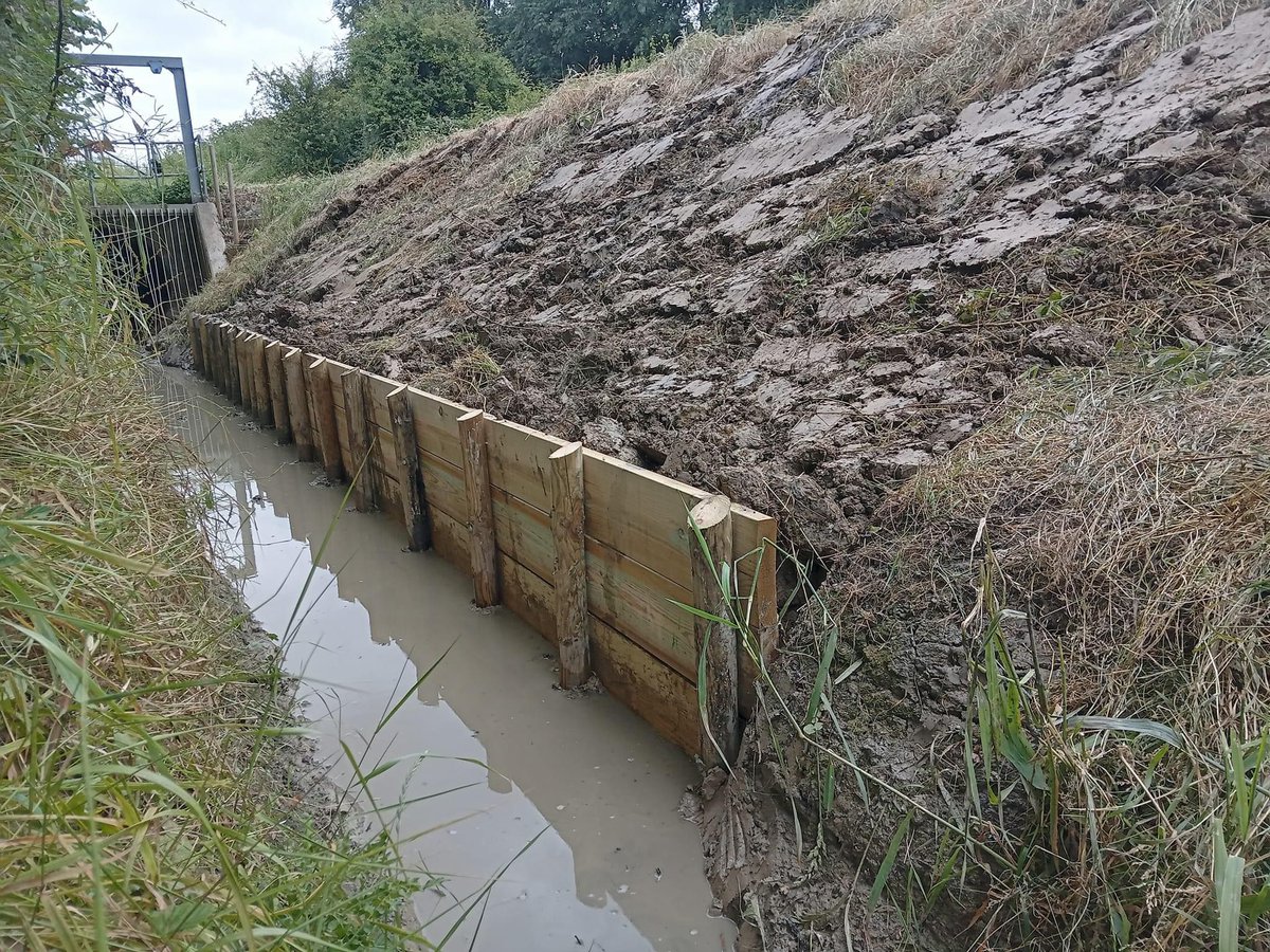 BedfordGroupIDB's tweet image. Excessive flows this winter have caused multiple bank collapses across our districts. Our operatives have been working to board, reshaped and grass seed to aid stability to the affected banks #winter2023 #revetmentwork 💧