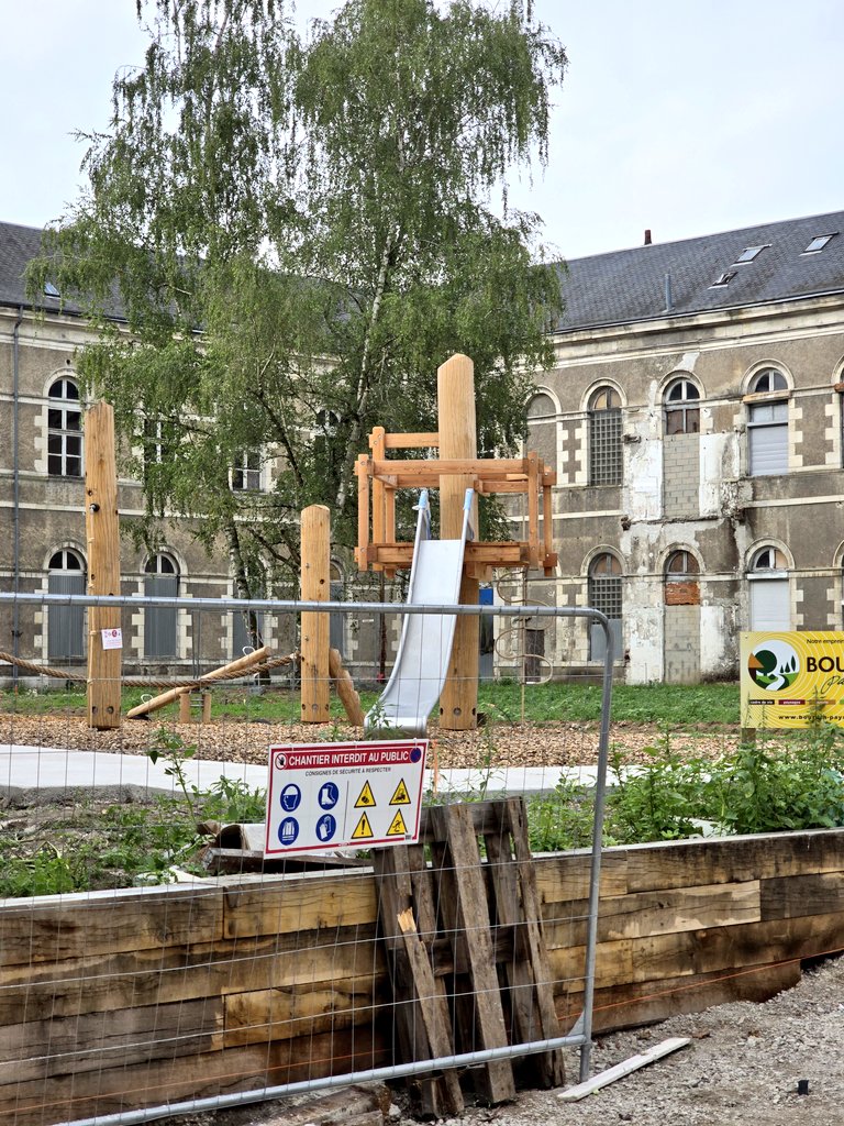 Nouveau jardin en devenir quartier Carmes à #Orléans, un espace qui fera du bien en l'absence d'espaces verts aux alentours immédiats ! 🌳☀️