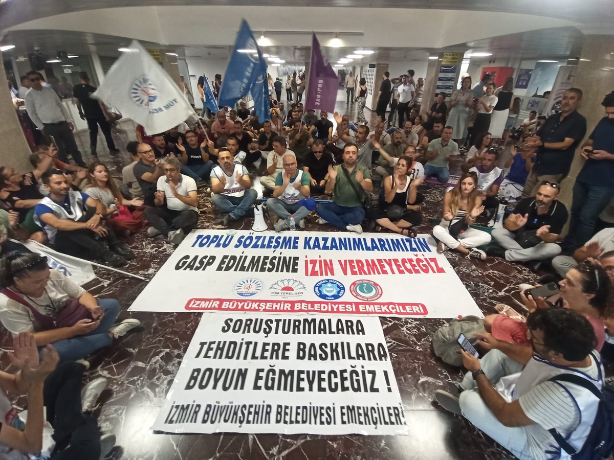 tumbelsenizmir1's tweet photo. 7 yıl önce Şube Başkanı ve üyeleri ihraç edilen ve ihraçlara karşı en kitlesel eylemi İzmir'de gerçekleştiren bizler; bugün hukuksuzca görevinden uzaklaştırılan arkadaşlarımızın yanındayız.

Korkmuyoruz, susmuyoruz, teslim olmuyoruz! https://t.co/4wEEFCLf5z