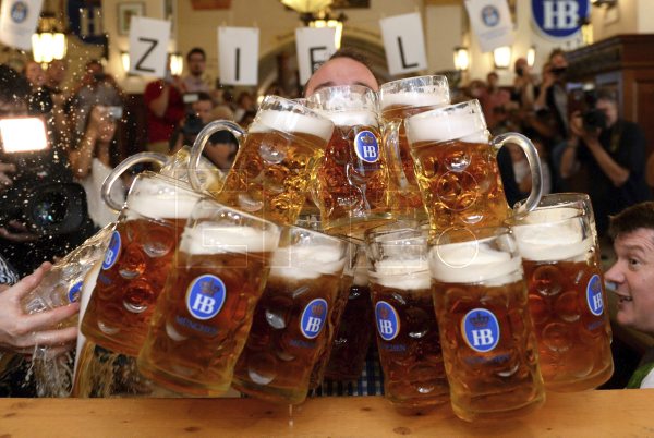 #DiaInternacionaldelaCerveza  

Obtenida de la fermentación de granos, como la cebada o el trigo, es una de las bebidas más consumidas en el mundo ya que es protagonista de festivales, reuniones, eventos o, simplemente, para paliar la sed. bit.ly/1IBjwN6 #EFEfototeca