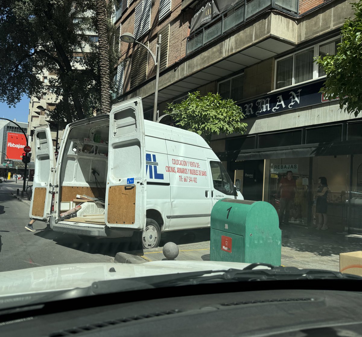 Furgoneta no eléctrica en cargador eléctrico impidiendo el uso. En calle Jaime I El Conquistador frente a El Corte Inglés <a href="/MurciaPolicia/">Policía Local Murcia</a>