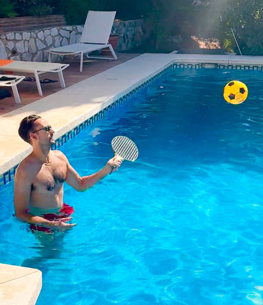 TomasInce's tweet photo. Final day by the pool in Spain. Bat and ball. Top rally of 114 strokes 🎾 #AHPsActive #activechallenge @WeAHPs https://t.co/a5djYILlTv