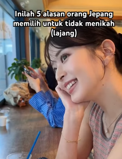 jawafess's tweet image. Pesona mas mas jawa:

Arepono atine ambyar, gak nduwe duit, bapak-ibu adek isih dadi tanggungan, tetep iso diguyu lan dapurane ketok bahagia di tanggal tua

Ayo lur otw Jepang