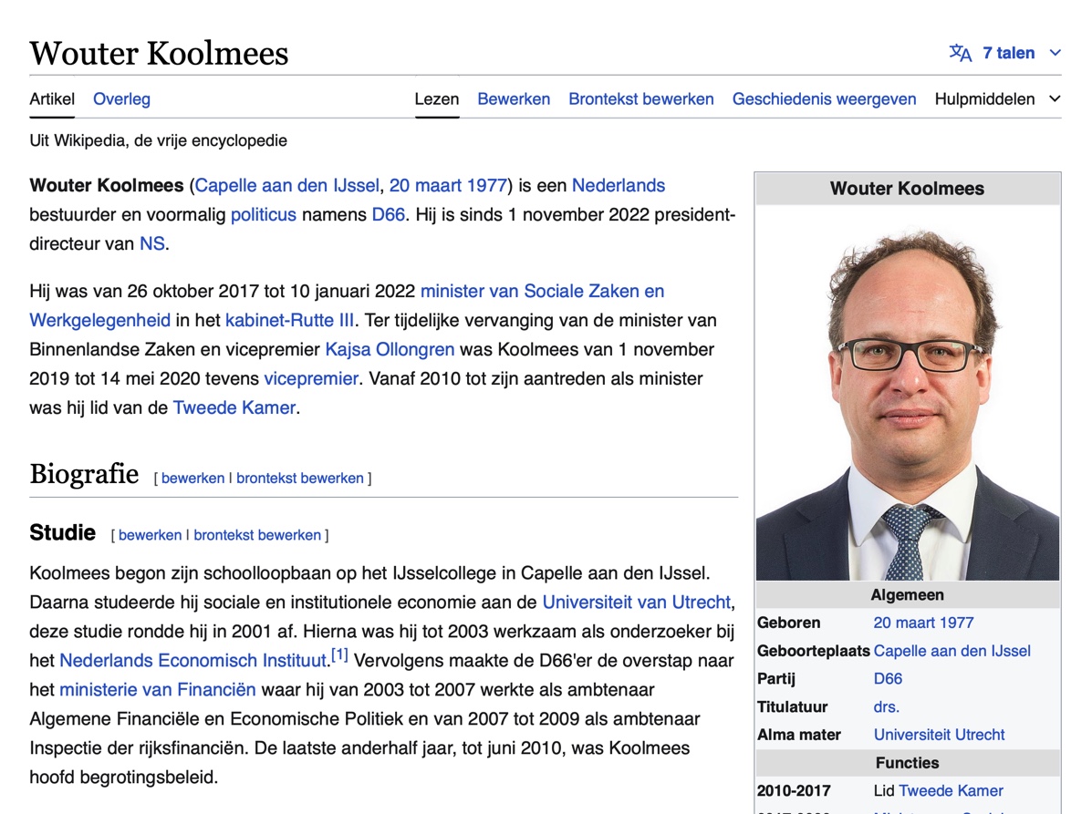 Is nooit ondernemer geweest. 
Heeft nooit een bedrijf geleid.
Geen enkele bedrijfseconomische ervaring.
Heeft geen MBA.
Is puur beloond vanuit de politiek.
Heeft geen "skin in the game" want werkt met andermans geld.