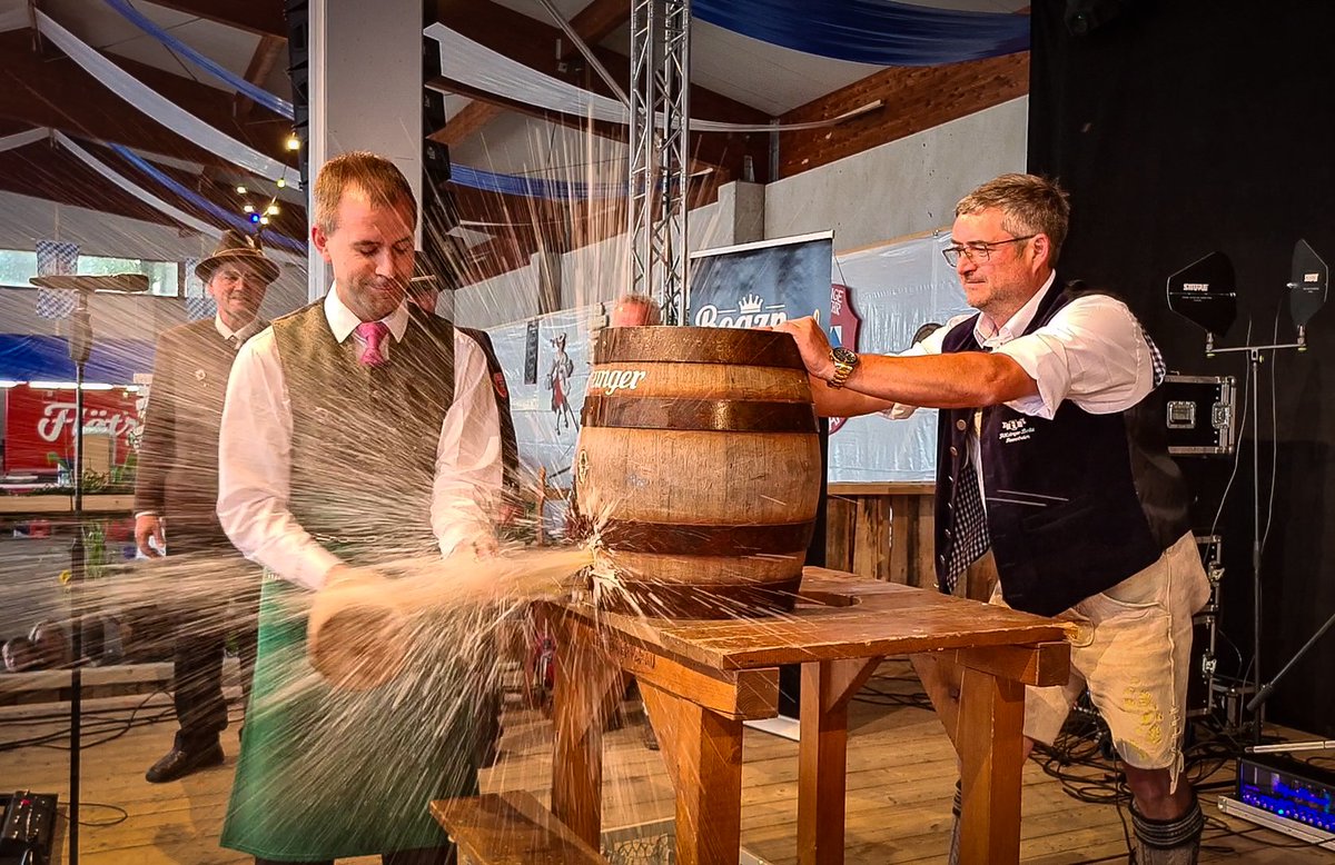 Reinthaler_G's tweet photo. Gestern Abend hatte ich die große Ehre, anlässlich der gemeinsamen Kerschdorfer #Festwoche (100 Jahre Schützengesellschaft Kerschdorf und 150 Jahre Freiwillige Feuerwehr Freiham) den traditionellen #Bieranstich in der Festhalle in Spielberg vornehmen zu dürfen.
#Eiselfing https://t.co/iKXISdSe3i