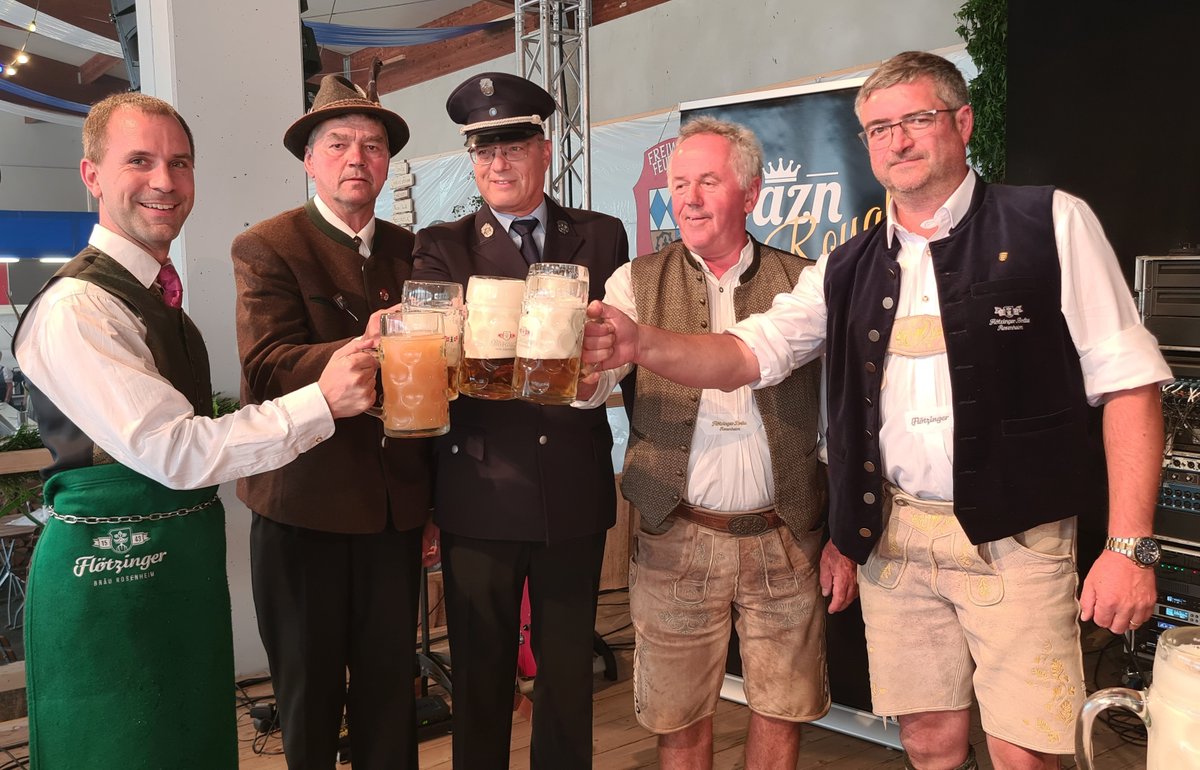 Reinthaler_G's tweet photo. Gestern Abend hatte ich die große Ehre, anlässlich der gemeinsamen Kerschdorfer #Festwoche (100 Jahre Schützengesellschaft Kerschdorf und 150 Jahre Freiwillige Feuerwehr Freiham) den traditionellen #Bieranstich in der Festhalle in Spielberg vornehmen zu dürfen.
#Eiselfing https://t.co/iKXISdSe3i