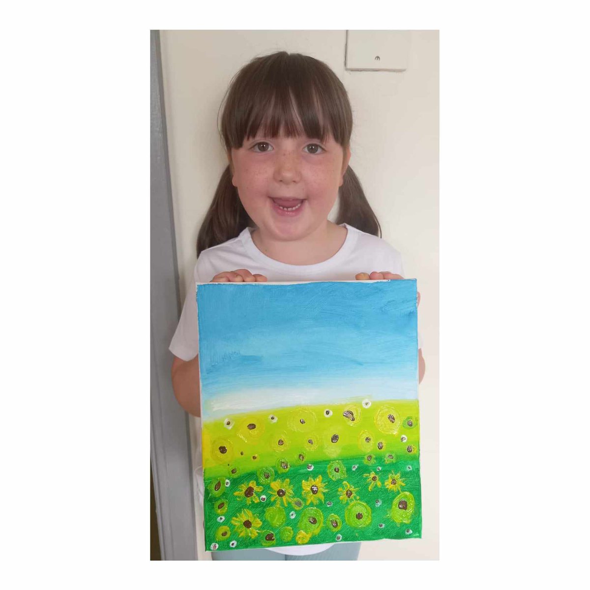 What lovely flowers 🌼and blue skies!

Here are some photos from our kids' art session with Craig Lewis Arts &amp; Murals yesterday.

Lovely / hyfryd!