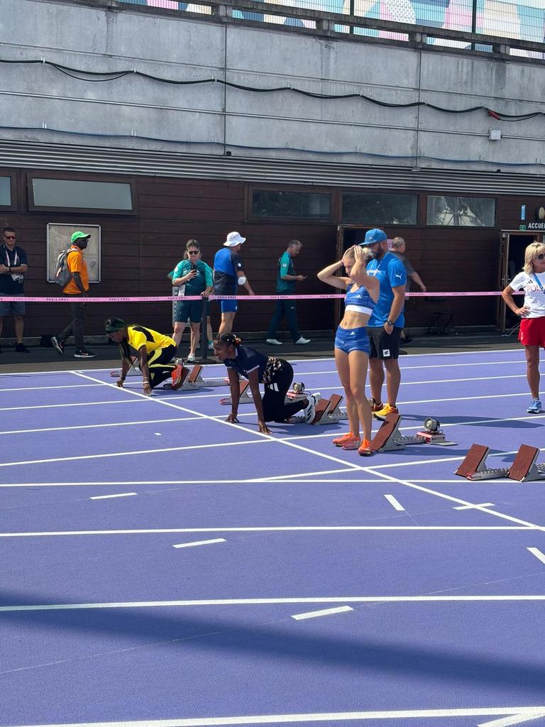 ECUADORolimpico's tweet photo. ATLETISMO

Ángela Tenorio ya se alista para correr en breve la ronda 1 de los 100 m planos en los Juegos Olímpicos #Paris2024 

La atleta ecuatoriana saldrá en el carril 4 del Heat 5 de la competencia

Vamos !!!!
#TeamEcuador🇪🇨💪
@FEcAtletismo https://t.co/KlqfWr3UKx