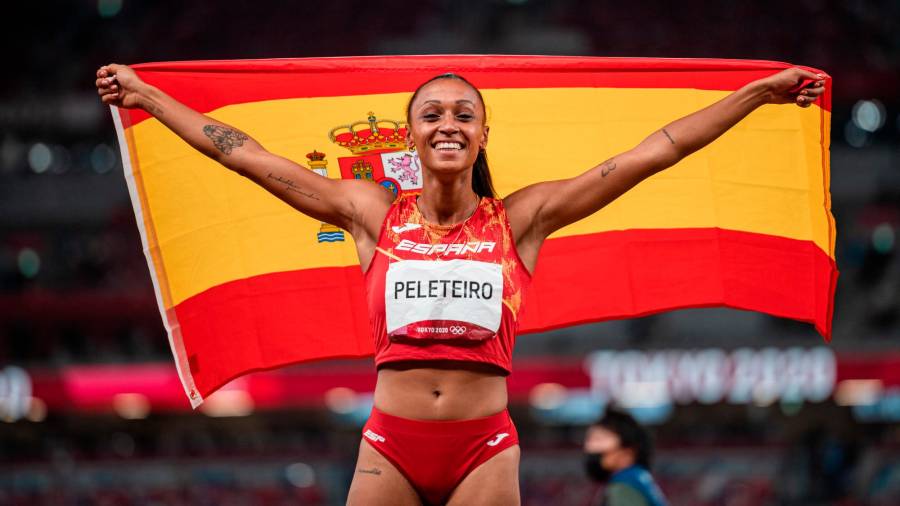 Soy muy fan de como Ana Peleteiro pone a rabiar a todos los racistas cada vez que da una entrevista.

¿Dicen que es repetitiva?

Si no hubiera tanto racismo, no tendría que hablar tanto de ello. 

Su voz es necesaria mientras siga existiendo tanta gente racista.