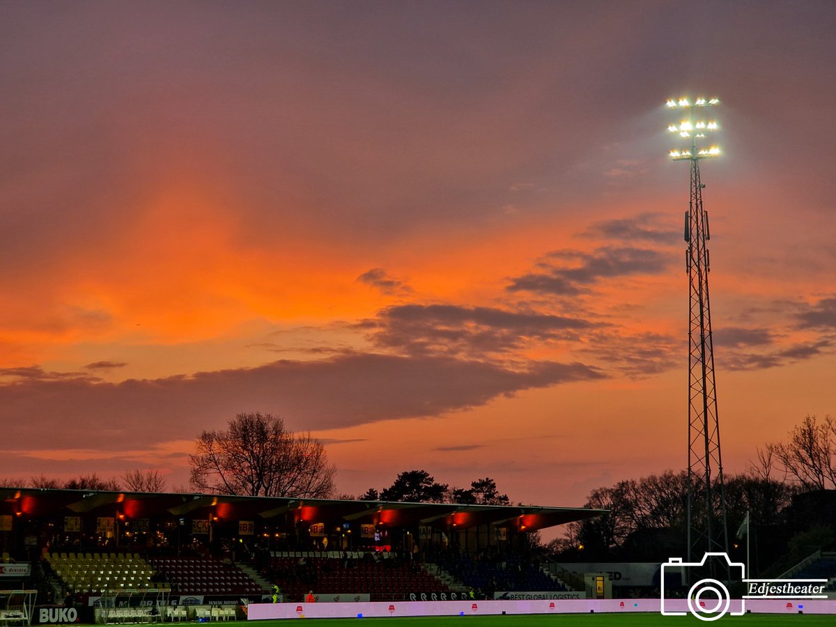 stadionautist's tweet photo. Telstar Stadion
Telstar 1963
#floodlightfriday #groundhopping #groundspotting #stadiumhopping #ground #stadion #stadium #stade #estadio #stadio #stadionautist #groundhopper #Telstar #Velsen #IJmuiden #SportparkSchoonenberg #Schoonenberg #DeWitteLeeuwen #KKD #sunset #Telstar1963 https://t.co/IgOstAg9yT