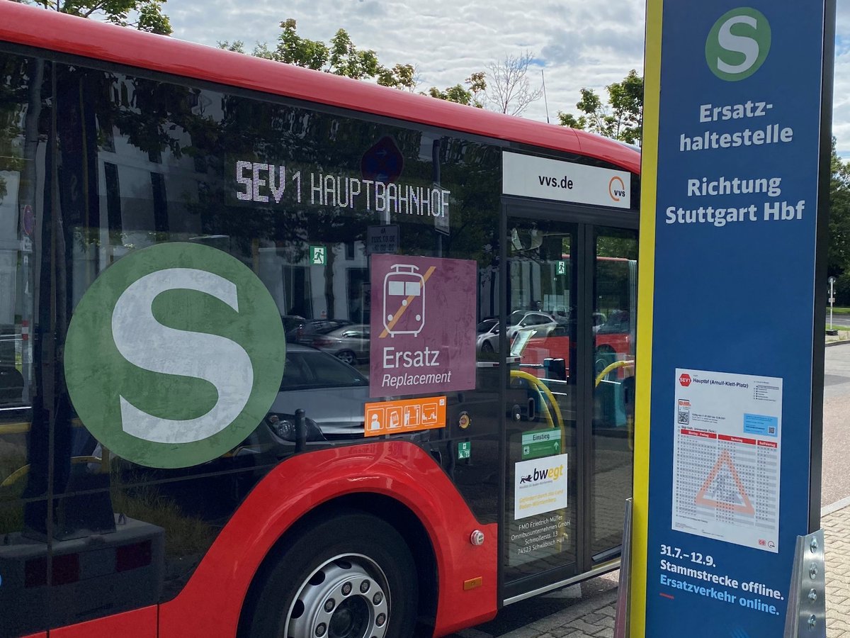 SBahn_Stuttgart's tweet photo. ℹ️ (1/2)
Die Digitalisierung der Stuttgarter S-Bahn-Stammstrecke schreitet voran✅
Bis zum 6. September 2024 setzt die Deutsche Bahn entlang der Stammstrecke zwischen #Stuttgart Hbf oben und S-#Vaihingen Busse ein (#SEV1 & #SEV3)
Mehr Infos hier: https://t.co/jkXKpRwnkl https://t.co/36XQfXsTKZ