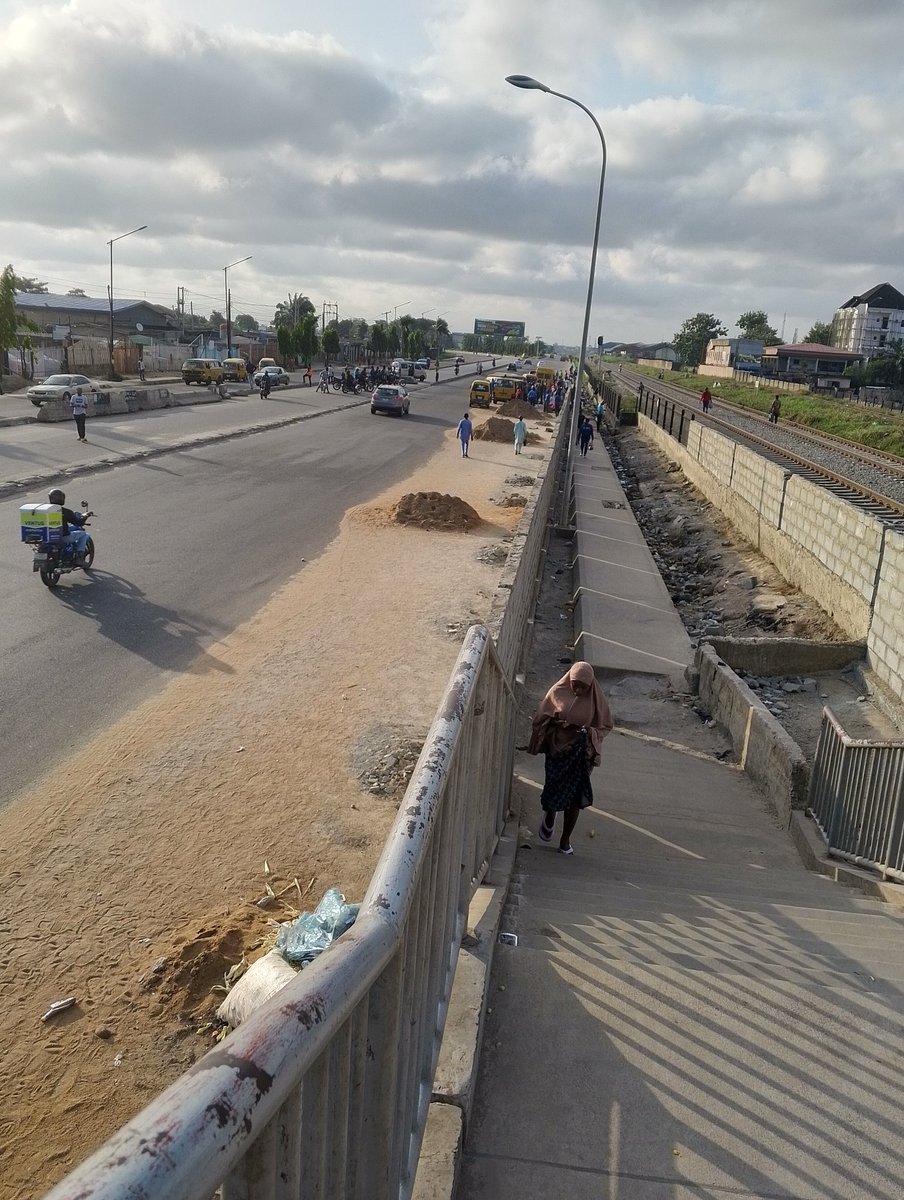 favoured100's tweet photo. @info_NRC please Nigeria Railway corporation,the fence you erected at ikeja along just before the overhead bridge is  an avenue for the Armed rivers and miscreants to operate freely in the night and early morning,please think about it . https://t.co/OWYfkz7X3U