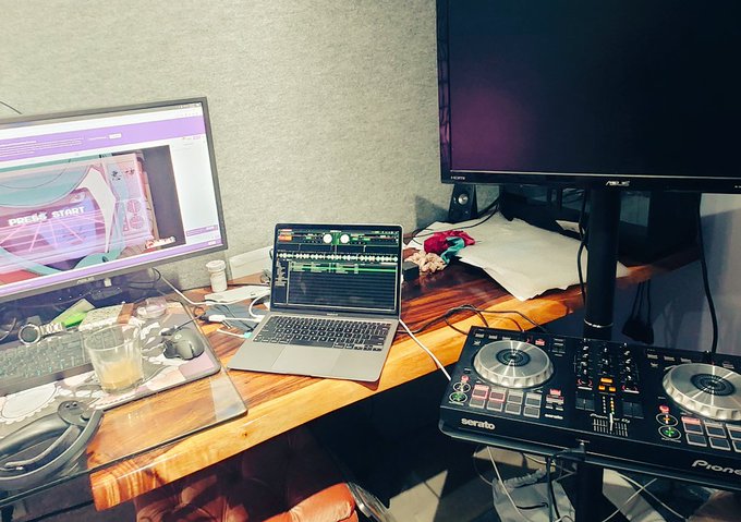 Just did my first ever VR DJ set https://t.co/5kZf2dcS8N