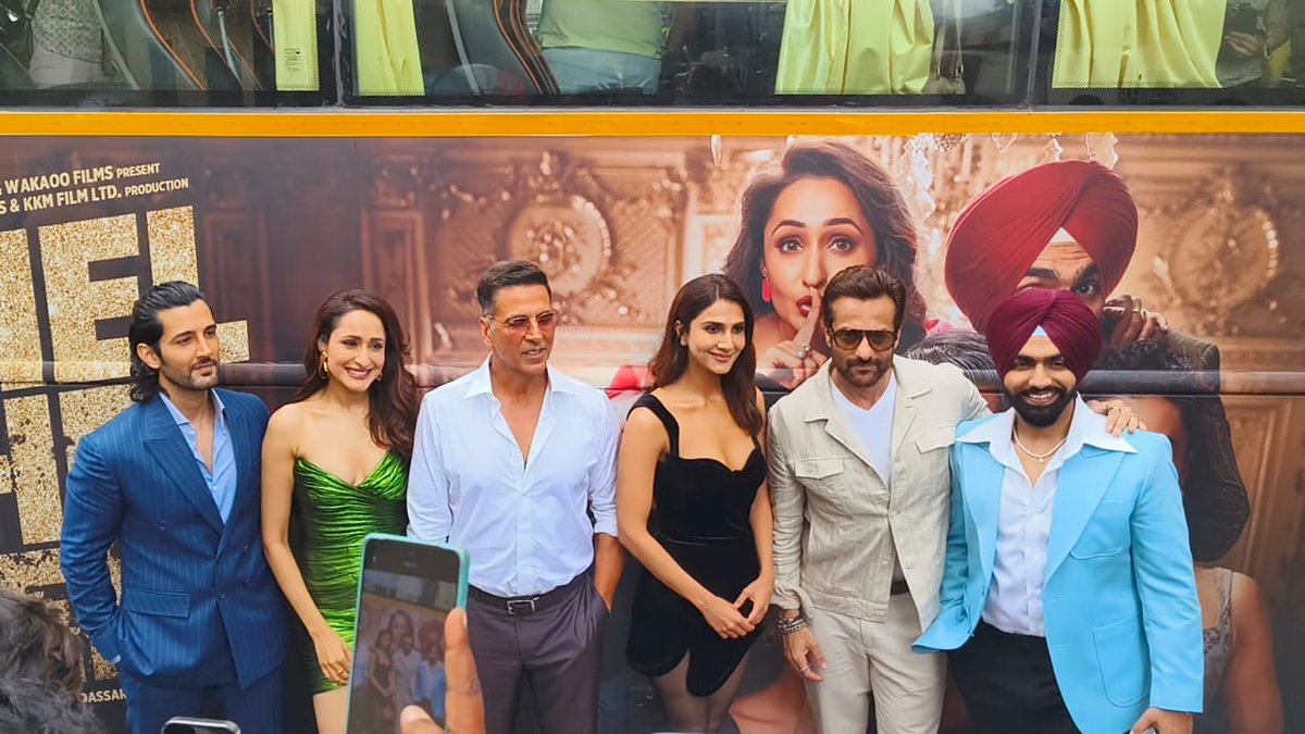 Akkistaan's tweet photo. Photo: @akshaykumar sir along side the cast of #KhelKhelMein at trailer launch venue.

Pc: @HaqSeReview https://t.co/Ypmmfqnleo