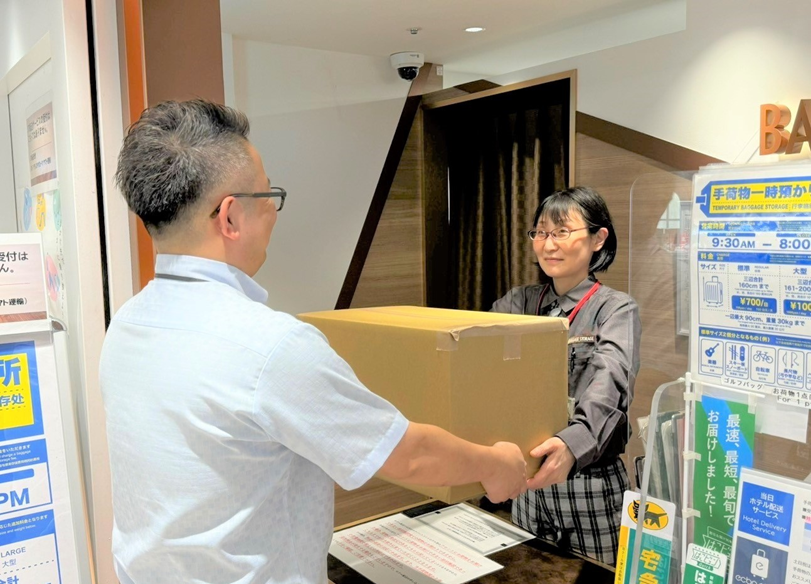 JREast_News's tweet photo. ／
仙台駅に「BAGGAGE STORAGE+」を
東北エリアに初めて開設します
＼

#仙台駅 をご利用されるお客さまの快適な「手ぶら観光」のサポートを目指し、仙台駅「駅たびコンシェルジュ仙台」内に、手荷物カウンター「#BAGGAGESTORAGE+」を開設します🚅
事前予約不要でその日のうちに新幹線で荷物を輸送する「#はこビュンQuick」や手荷物の当日ホテル配送、さらに手荷物一時預かりのサービスを展開します👜

↓詳細はこちら↓
https://t.co/hWQjPF0aHF

#JR東日本 #新幹線 #はこビュン