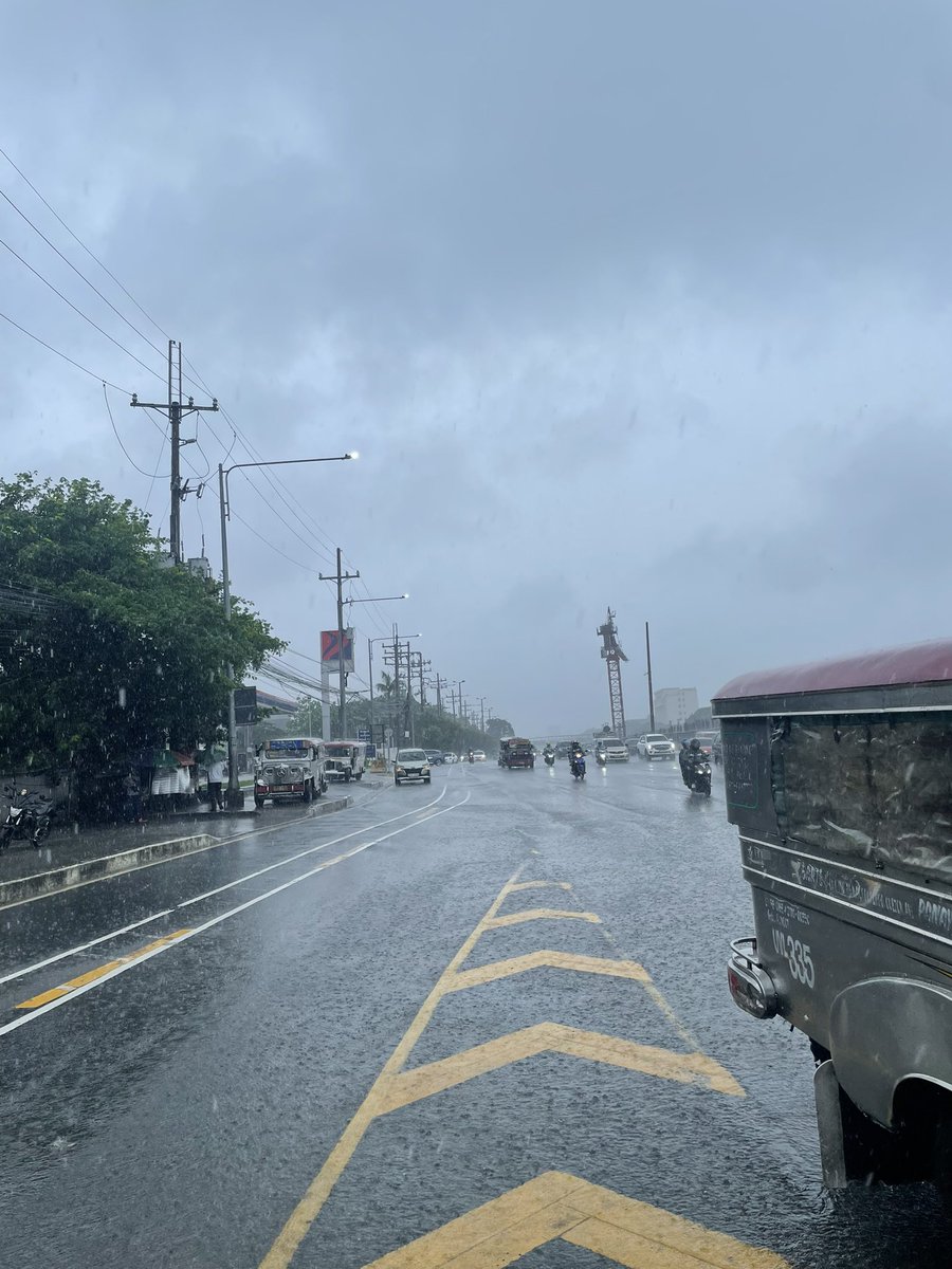 jaelat0's tweet image. nung maulan sa diliman 🌂🌧️ 
#archivetwt #notojeepneyphaseout