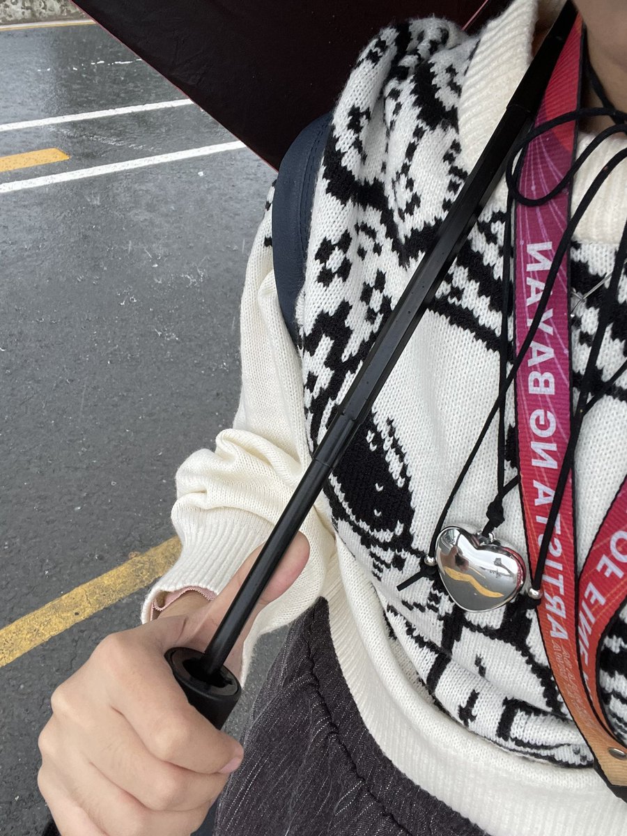 jaelat0's tweet image. nung maulan sa diliman 🌂🌧️ 
#archivetwt #notojeepneyphaseout