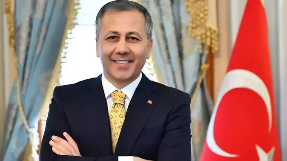 İki Kırgız vatandaşı, İçişleri Bakanı Ali Yerlikaya'nın ev adresini kendi adresleri olarak beyan edip Ankara'da oturma izni aldı.

Adres teyiti için görevlendirilen bekçi, Yerlikaya'nın konutuna gelince koruma polisleri tarafından gözaltına alındı. (T24)