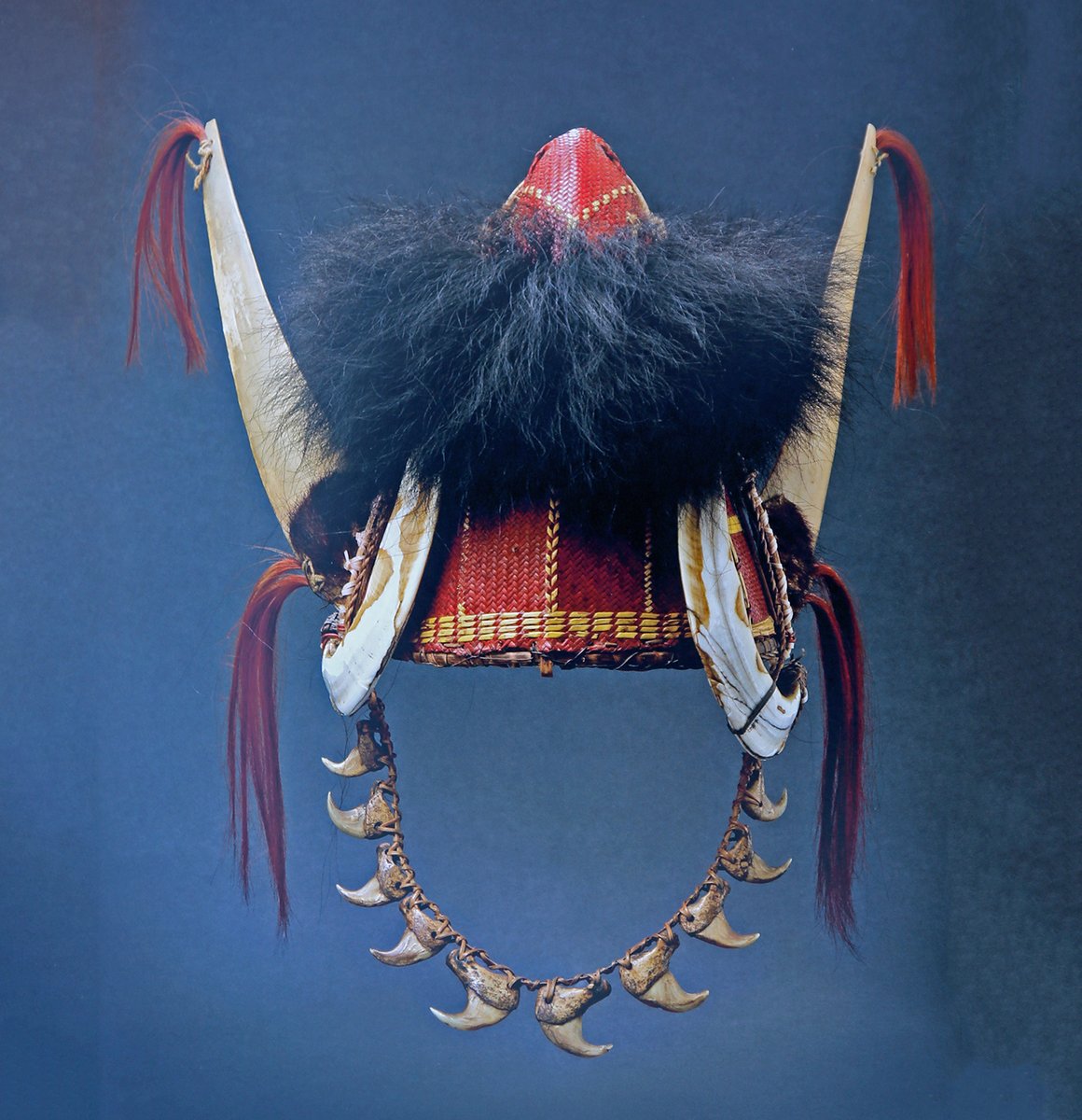 BarbaraAnneMuse's tweet photo. From the Kalyo-Kengyu People of Nagaland: Headdress. Made of rattan and decorated with yellow orchid stems, bear fur, boar tusks, dyed goatskin, and antelope horns, to which is added a tiger claw chinstrap. H: 43 cm. including chainstrap. https://t.co/2tgASbXliH