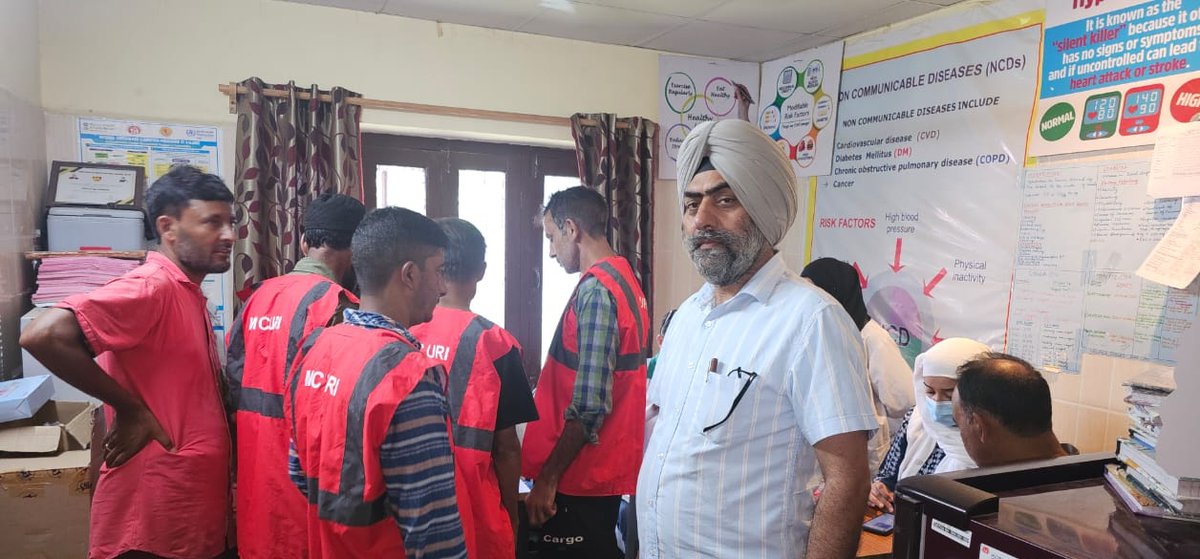 DCBaramulla's tweet photo. Day 2 of #SwachhataPakhwada:Health Deptt B'la organized special health checkups for sanitation workers across all municipalities.Prioritizing their health for a cleaner, healthier community. @SwachhBharatGov @OfficeOfLGJandK @diprjk @mingasherpa @ddnewsSrinagar @airnewsalerts https://t.co/nXv13XTnQ3