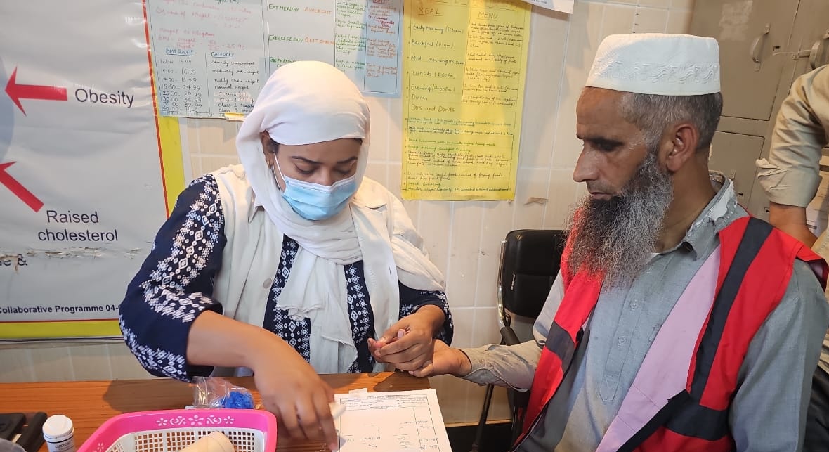 DCBaramulla's tweet photo. Day 2 of #SwachhataPakhwada:Health Deptt B'la organized special health checkups for sanitation workers across all municipalities.Prioritizing their health for a cleaner, healthier community. @SwachhBharatGov @OfficeOfLGJandK @diprjk @mingasherpa @ddnewsSrinagar @airnewsalerts https://t.co/nXv13XTnQ3