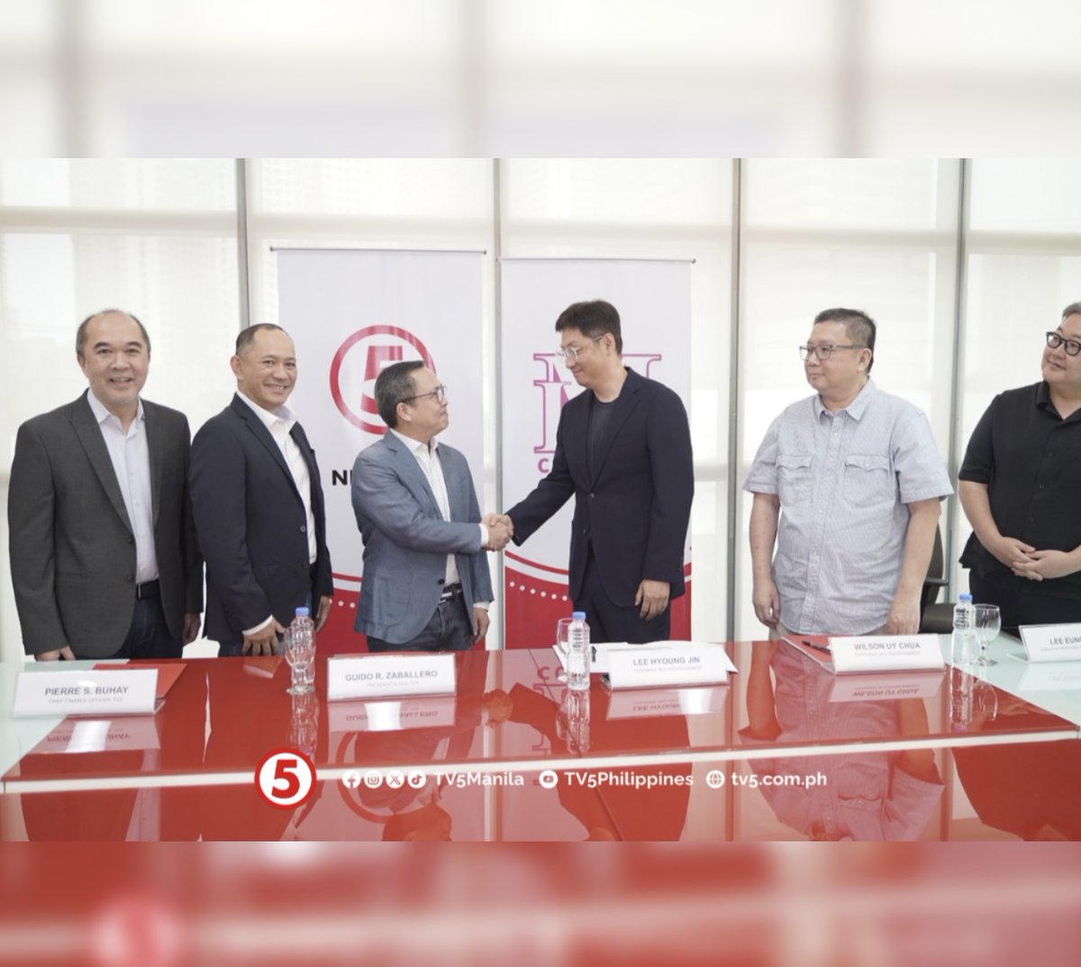TV5manila's tweet photo. BREAKING | TV5 X MLD ENTERTAINMENT IS HAPPENING!

Annyeong, mga Kapatid! Ready ka na ba para sa mga bagong OPPA?

Nangyari ngayong umaga ang contract signing ng Kapatid Network at South Korean Entertainment agency na MLD Entertainment... https://t.co/1TRgd5lt3N